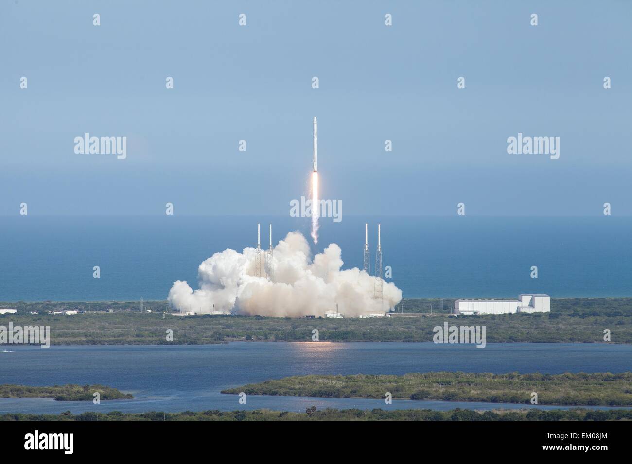 The SpaceX Falcon 9 commercial rocket blasts off carrying the Dragon ...
