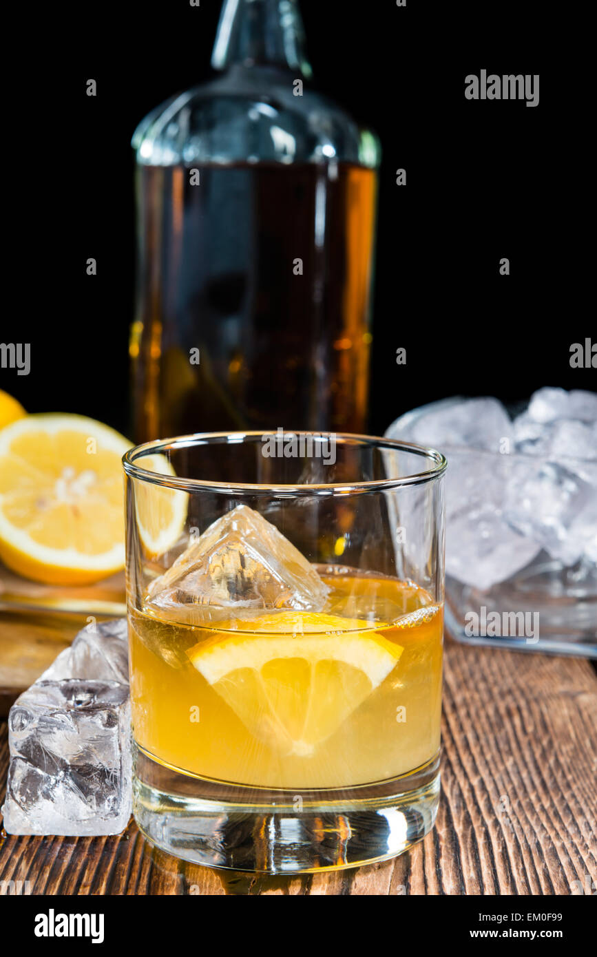 Золотой коктейль. Виски с апельсином. Яблочный джек коктейль. Можно ли виски с соком. Можно ли виски с соком.