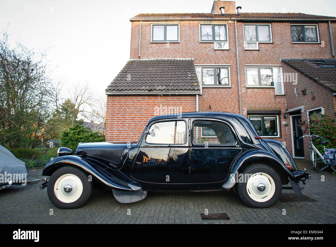 Voorschoten, Netherlands. 14th Apr, 2015. A classic Citroen car is seen in a suburban neighbourhood. It has been estimated that around a third of the oldtimer cars in the Netherlands has been disposed off or sold since new tax laws defining classic cars for which no tax is required as older than 40 years. Previously this was 25 years. Credit:  Willem Arriens/Alamy Live News Stock Photo