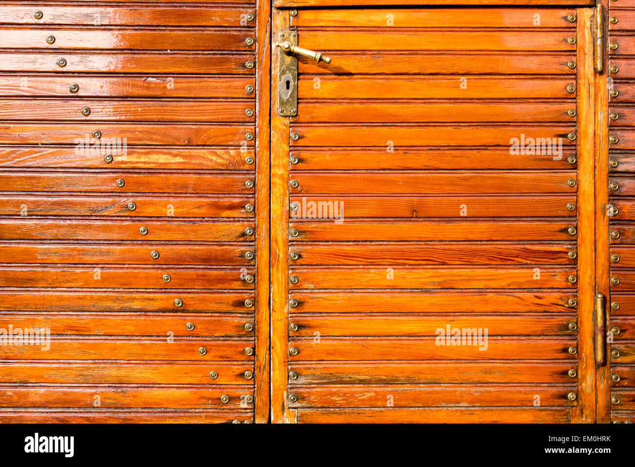 DEU/Deutschland, BAB 8, Türe an einem alten Schaustellerwagen Holzlattenstruktur, Schrauben, Beschläge    [© 2014 Christoph Herm Stock Photo