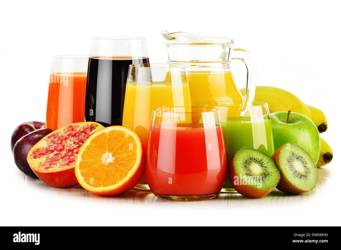 5 фруктовых соков. Сок на белом фоне. Concentrated Fruit Juice. GOFRUT.