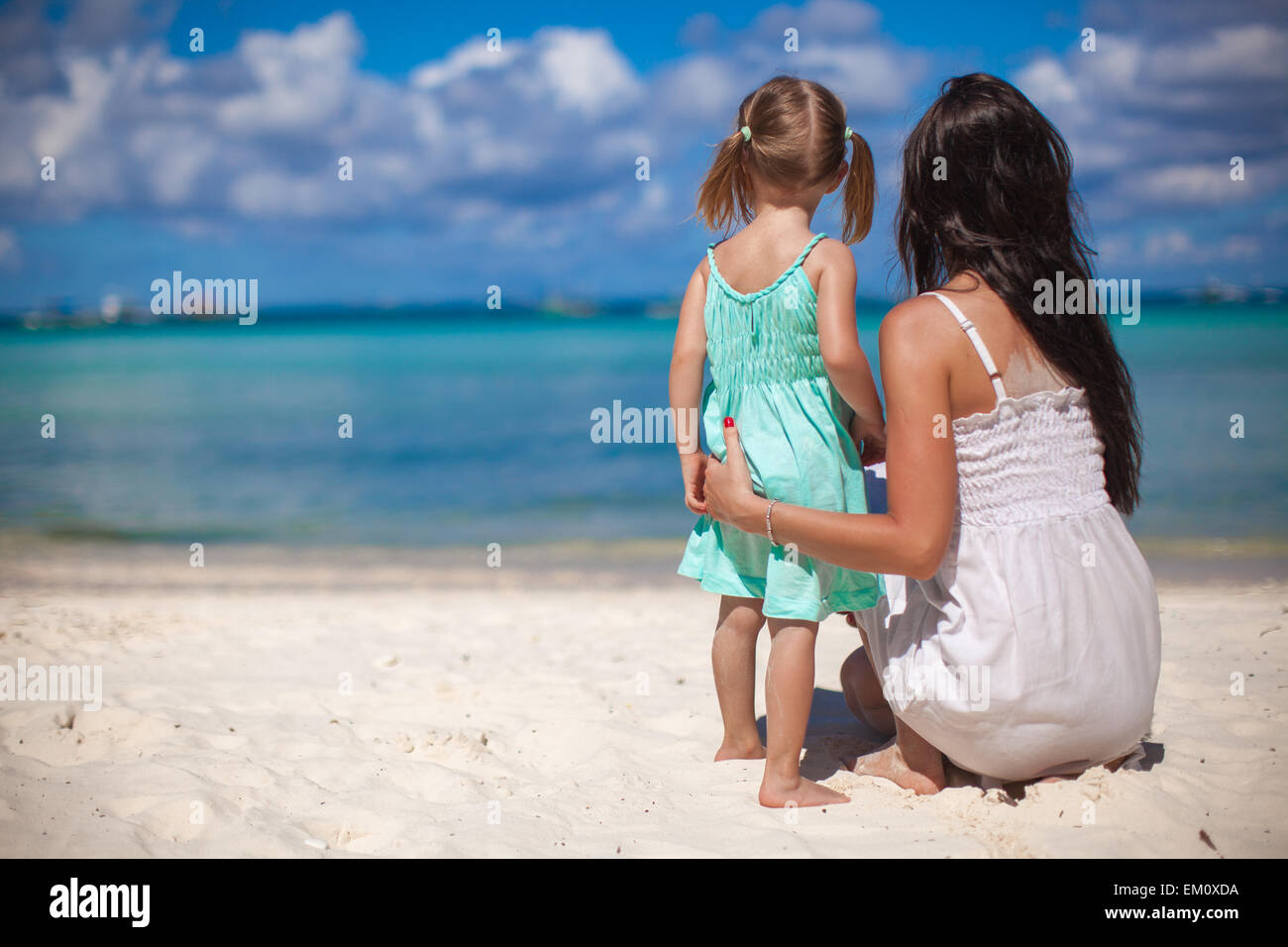 Девушка с дочкой на море
