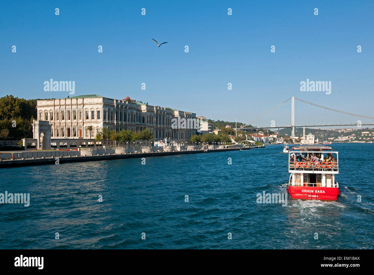 Türkei, Istanbul, Ortaköy, Blick über den Bosporus zur ersten Bosporusbrücke, links das Hotel Ciragan Palace Stock Photo