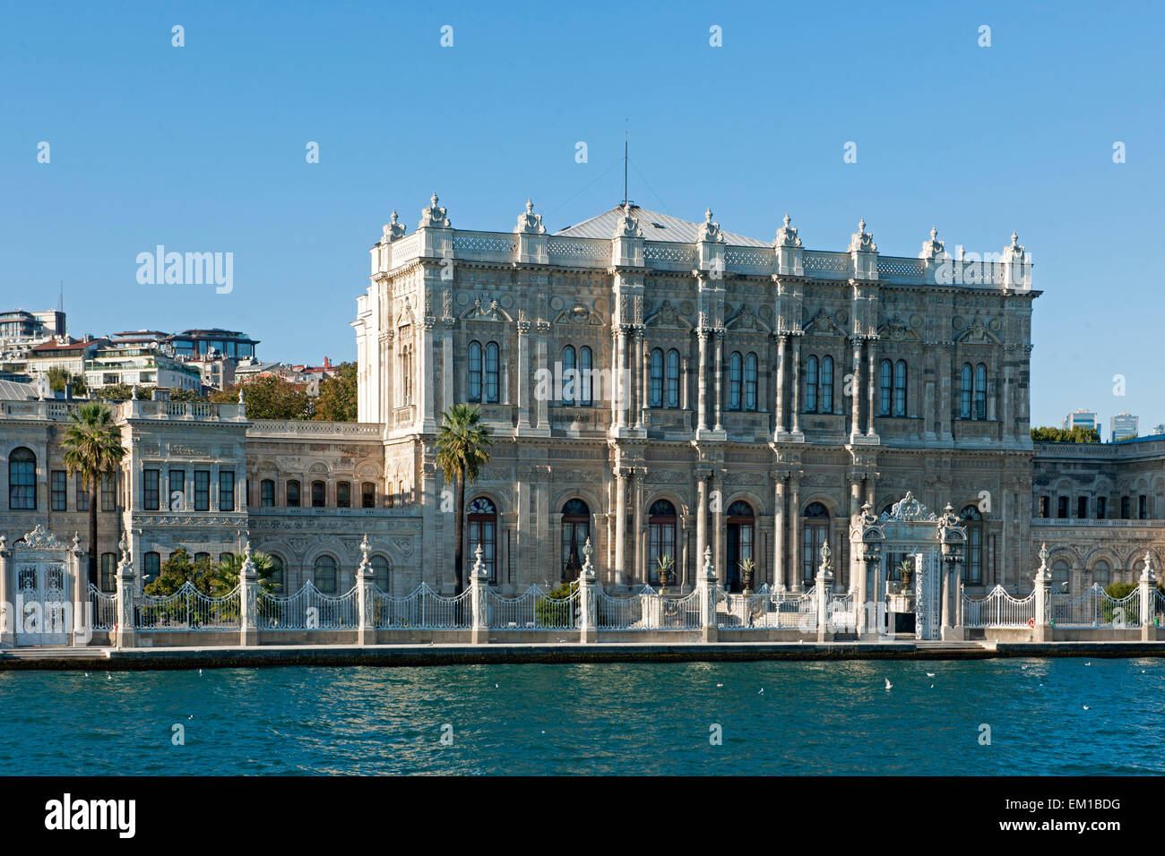 Türkei, Istanbul, Besiktas, der Dolmabahce-Palast oder Dolmabahce Sarayi (Palast der aufgeschütteten Gärten) liegt am europäisch Stock Photo