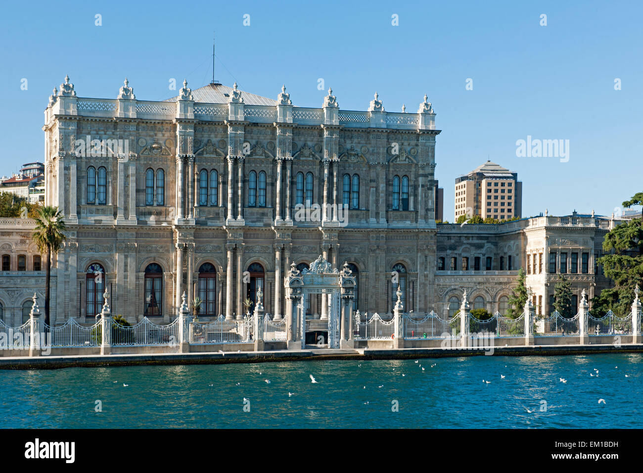 Türkei, Istanbul, Besiktas, der Dolmabahce-Palast oder Dolmabahce Sarayi (Palast der aufgeschütteten Gärten) liegt am europäisch Stock Photo