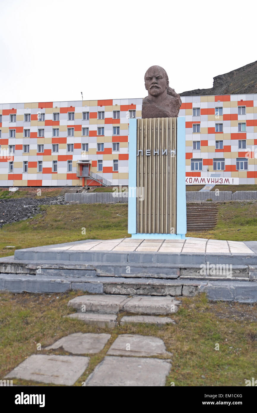 Bust of Lenin, with modernised block of flats beyond, Russian settlement of Barentsburg, Spitzbergen, Svalbard. Stock Photo