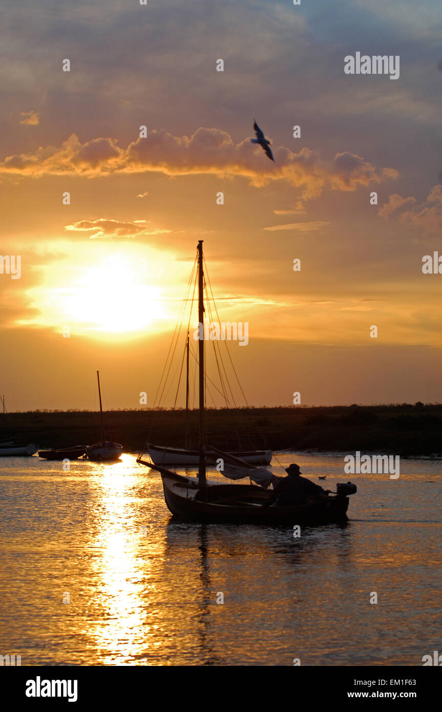 Silhouette small fishing boat hi-res stock photography and images - Alamy