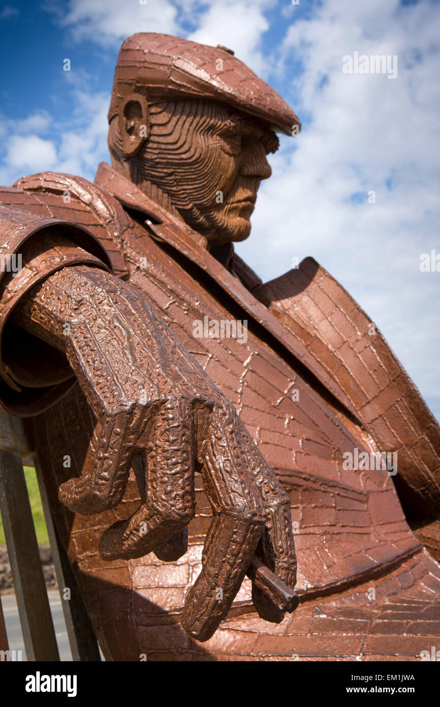 UK, England, Yorkshire, Scarborough, North Sands, Fred Gilroy statue by Ray Lonsdale, hand holding cigarette Stock Photo