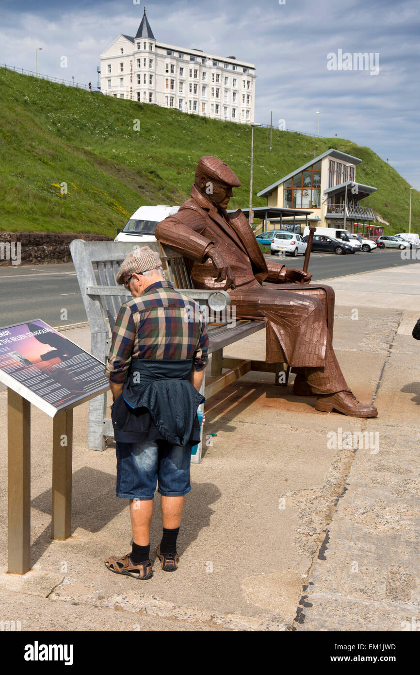 UK, England, Yorkshire, Scarborough, North Sands, Fred Gilroy statue by Ray Lonsdale, visitor looking at information board Stock Photo