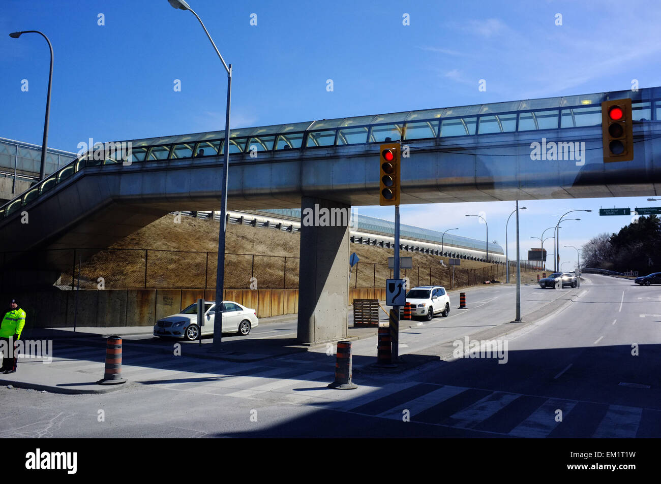 Crowds Walk From The Parking Garage At Universal Orlando Florida On A  Covered Walkway Bridge To The Entrance Stock Photo - Alamy