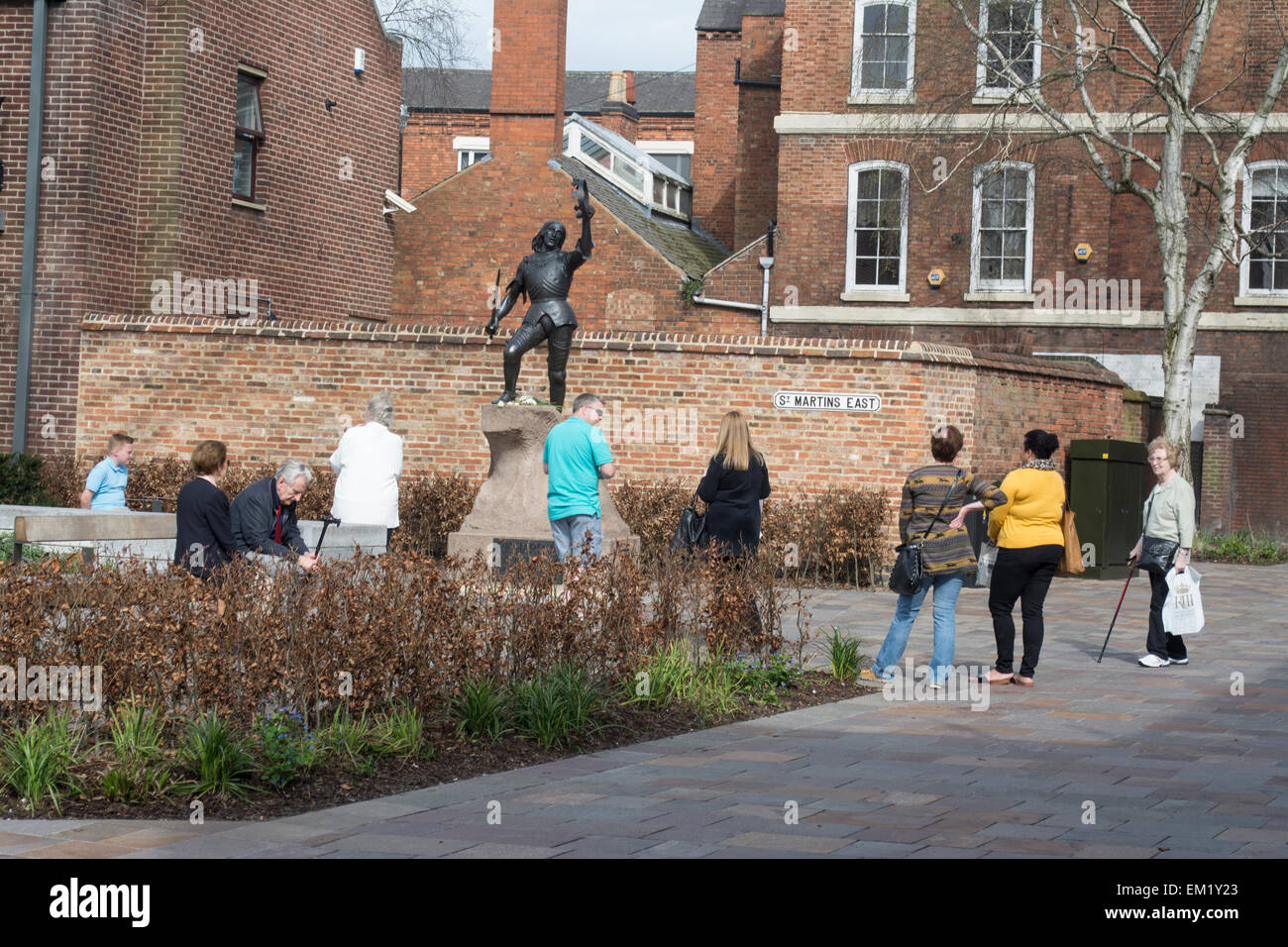 Public view the statue of King Richard III, relocated to the cathedral gardens outside Leicester Cathedral Stock Photo