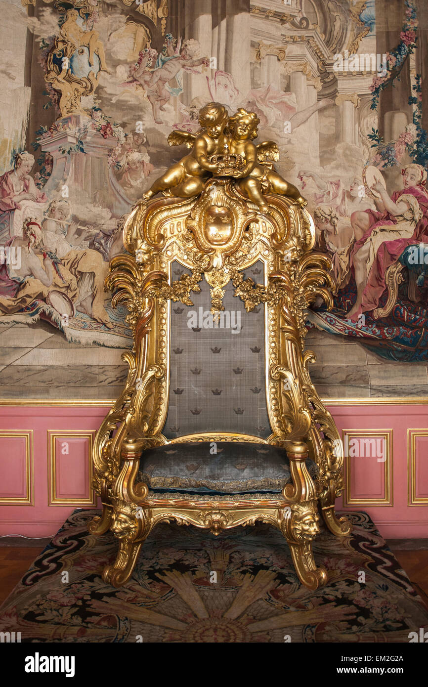 Gold throne hi-res stock photography and images - Alamy Gold throne hi-res stock photography and images - Alamy