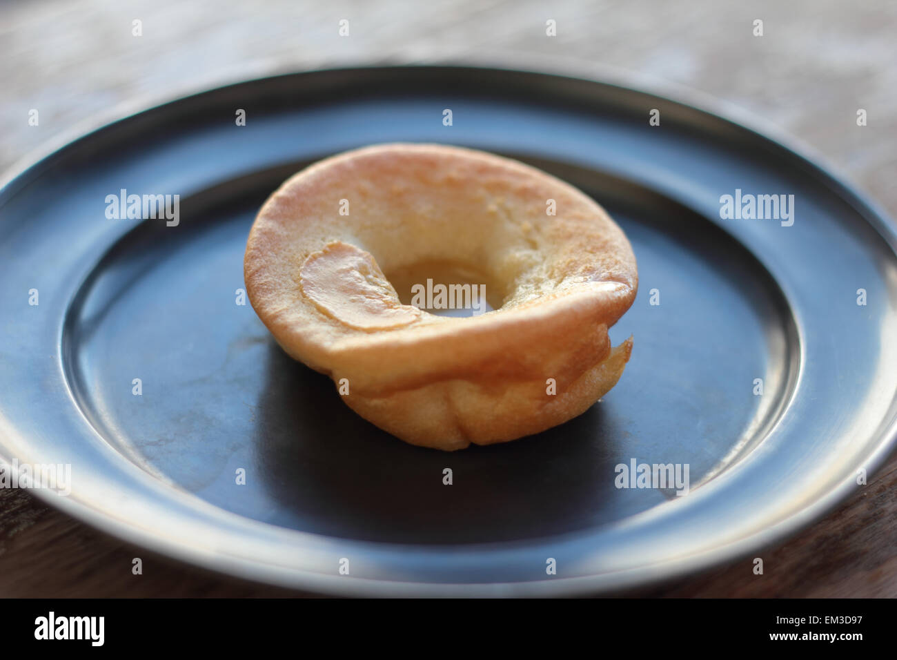 https://c8.alamy.com/comp/EM3D97/yorkshire-pudding-sprinkled-with-sea-salt-and-rosemary-EM3D97.jpg