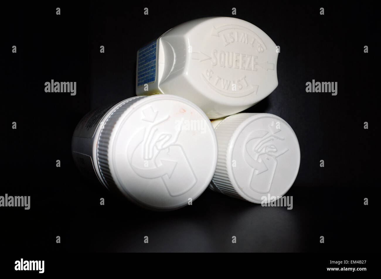 https://c8.alamy.com/comp/EM4B27/child-proof-packaging-on-the-lids-of-pill-bottles-photographed-against-EM4B27.jpg
