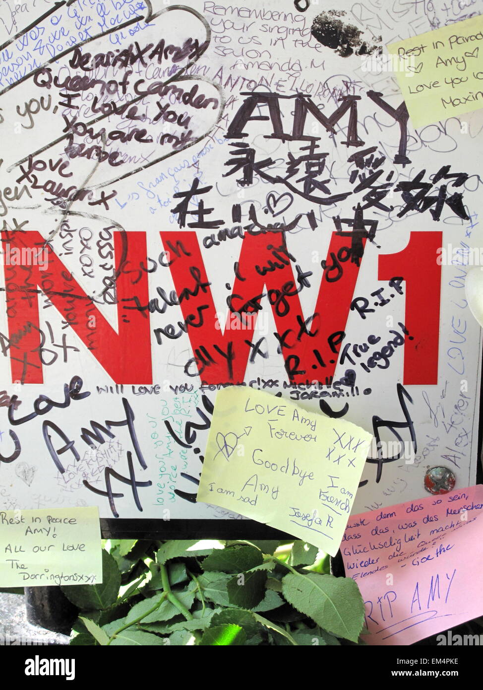 Tributes to Amy Winehouse after her death by her fans outside her home in Camden London in July 2011 Stock Photo