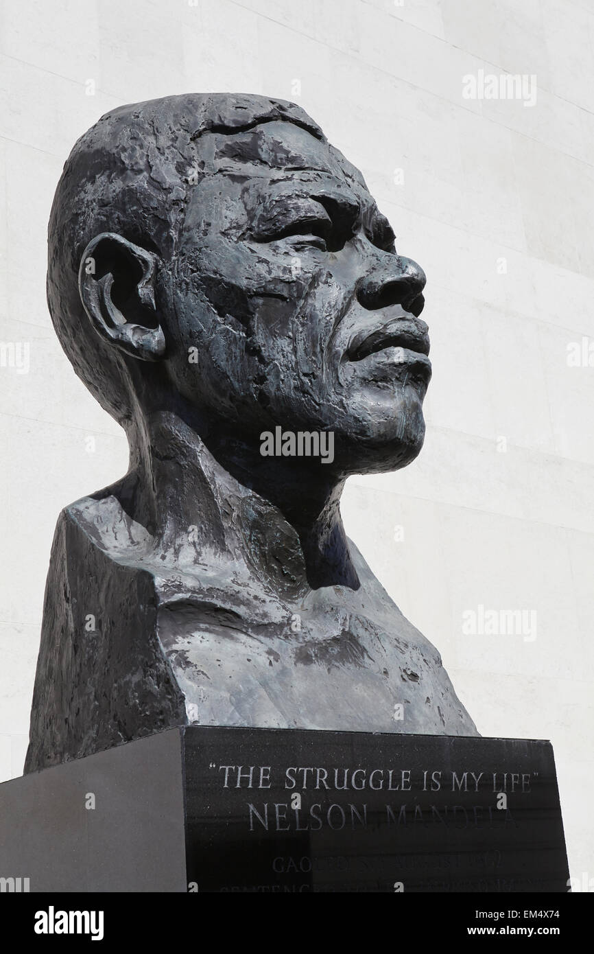 Nelson Mandela statue. Southbank, London Stock Photo