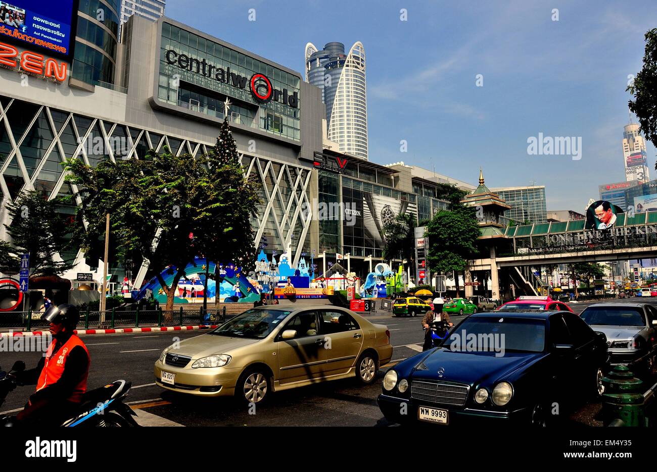 Bangkok, Thailand  Central World shopping center complex, Ratchaprasong Road and pedestrian bridge, with Grand Centara Hotel Stock Photo
