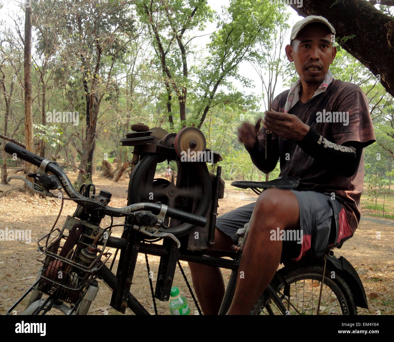 Quezon City, Philippines. 16th Apr, 2015. A Filipino who works as a