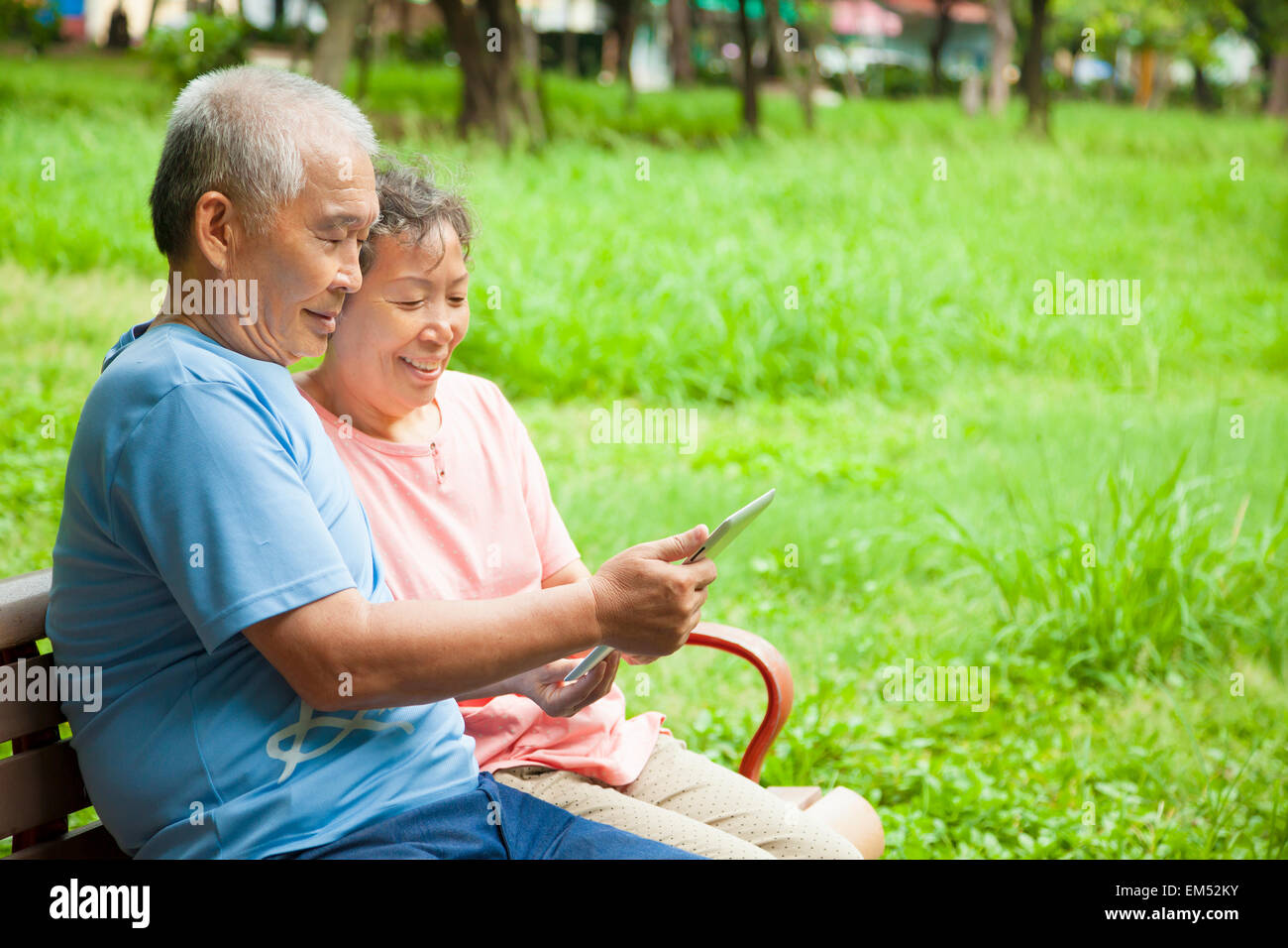 Пожилые азиаты. Счастливые азиатские старики. Пенсионеры азиаты. Пожилой Азиат. Старики в Азии.