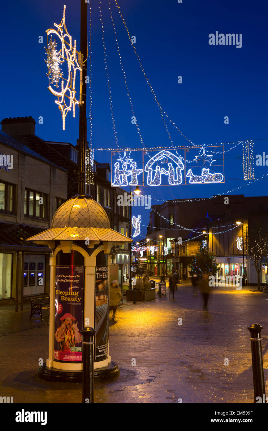 UK, England, Yorkshire, Harrogate at Christmas, Oxford Street illuminations Stock Photo