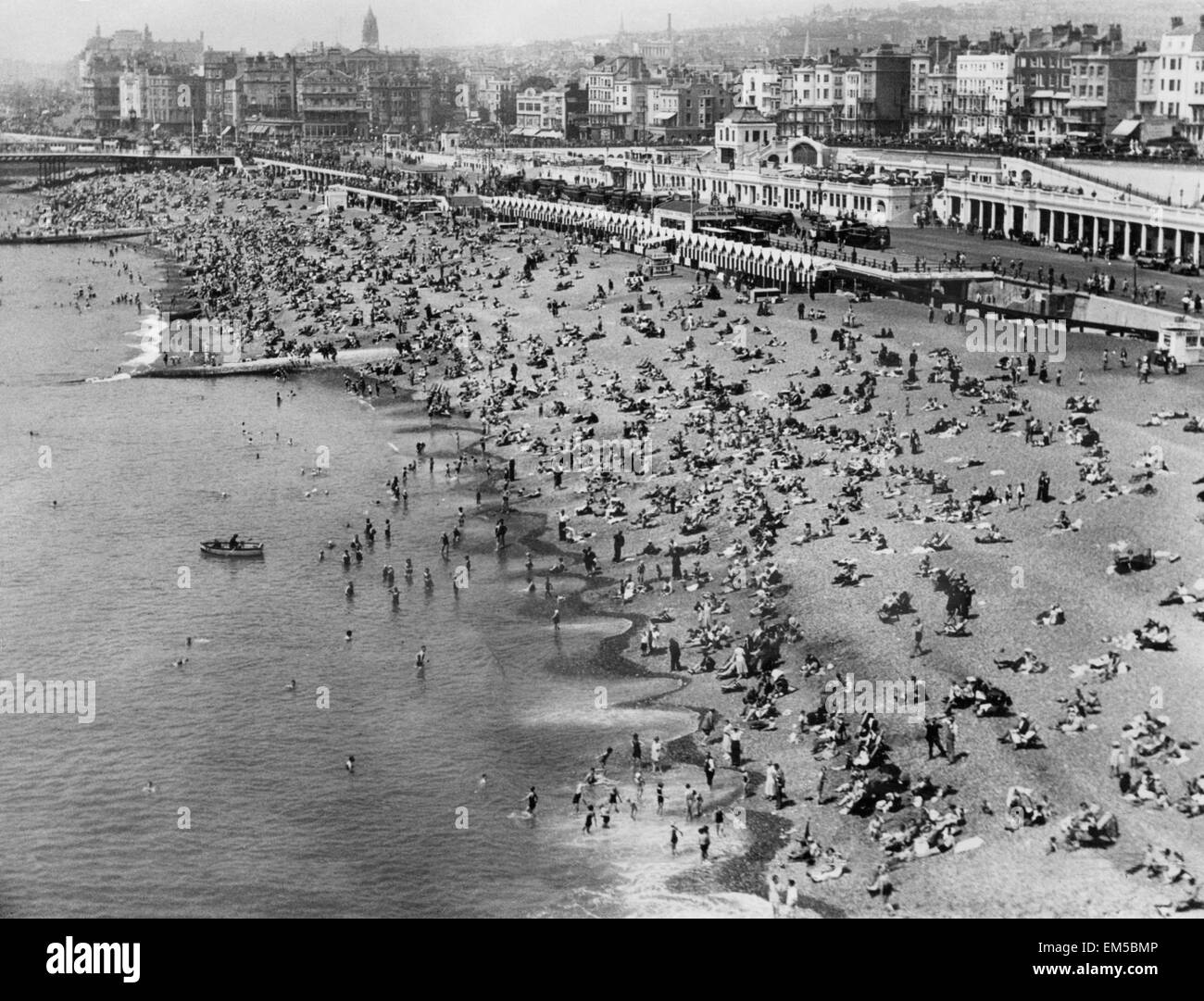 View of Brighton beach with holidaymakers in June 1934 Stock Photo