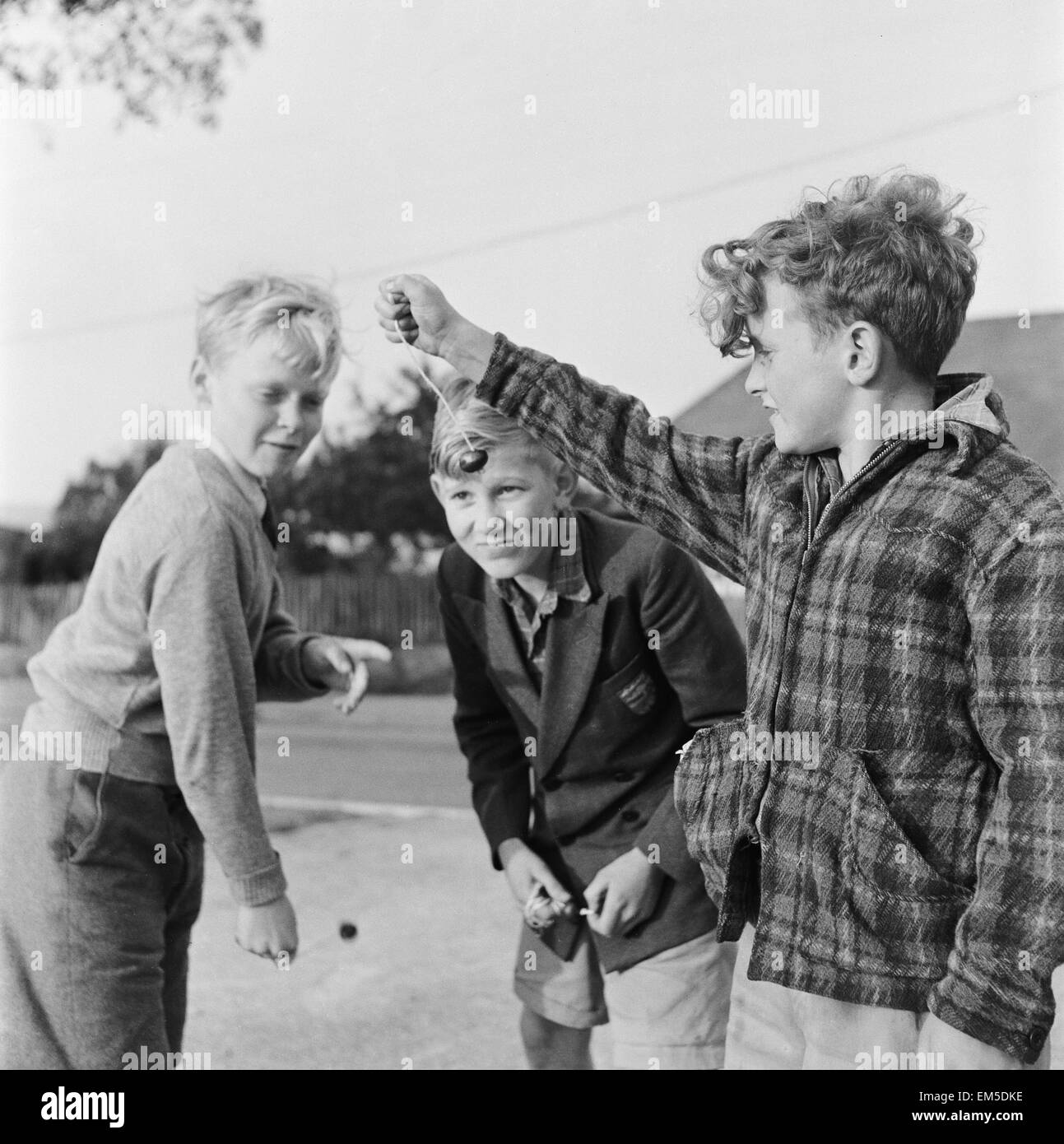 1950 children playing outside hi-res stock photography and images - Alamy