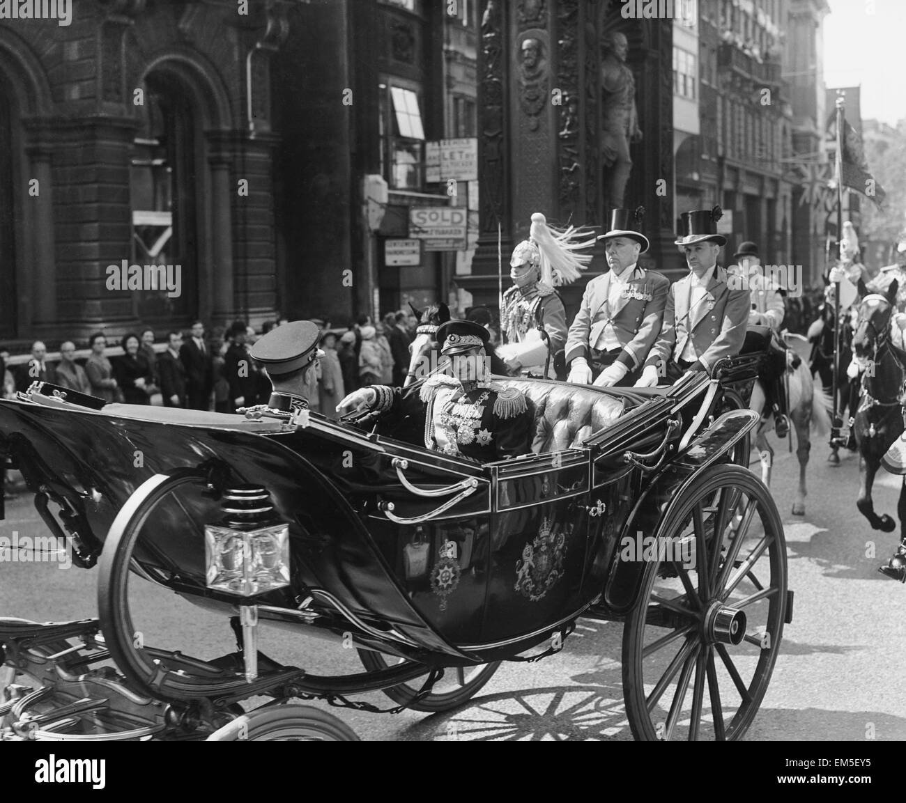 Mohammad-Reza Shah Pahlavi, the Shah of Iran, in procession driving up Ludgate Hill in London with a contingent of the Household Cavalry during his visit to Britain. 6th May 1959. Stock Photo