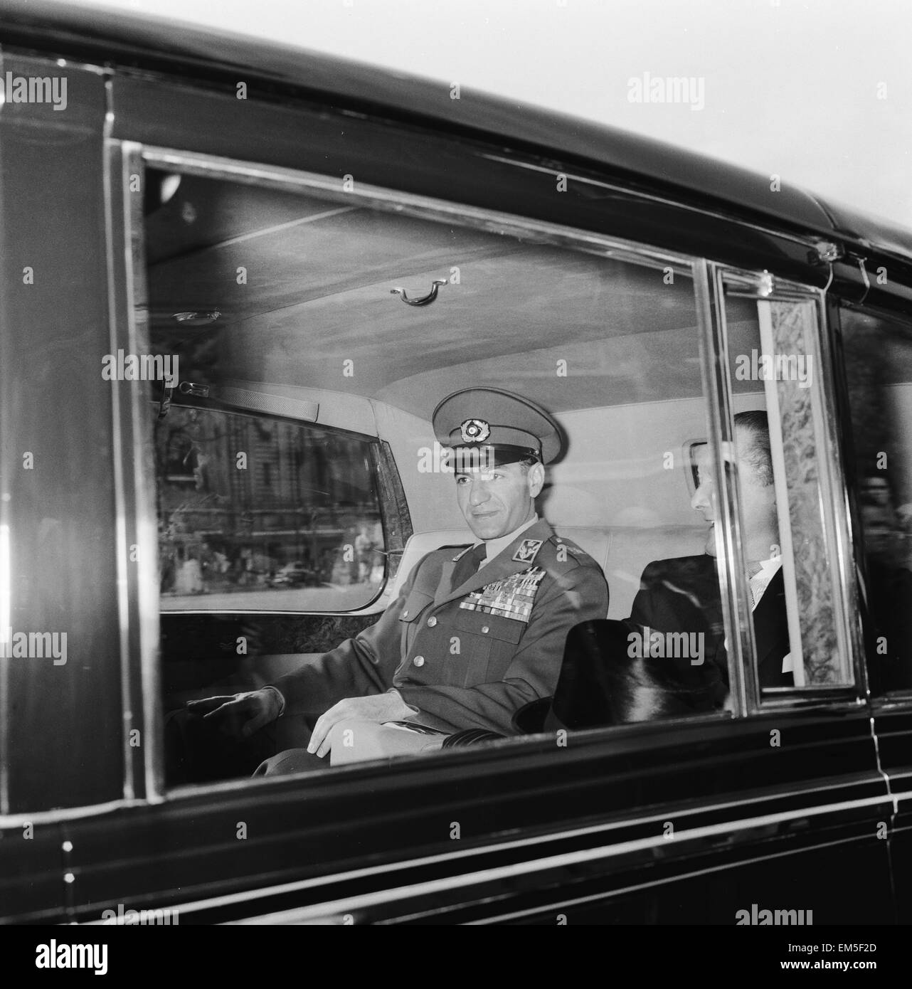 Mohammad-Reza Shah Pahlavi, the Shah of Iran, pays a visit to Westminster Abbey to lay a wreath at the tomb of the unknown soldier during his visit to Britain. 5th May 1959. Stock Photo