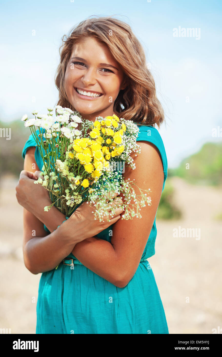 Girl holding bouquet of flowers Stock Photo - Alamy