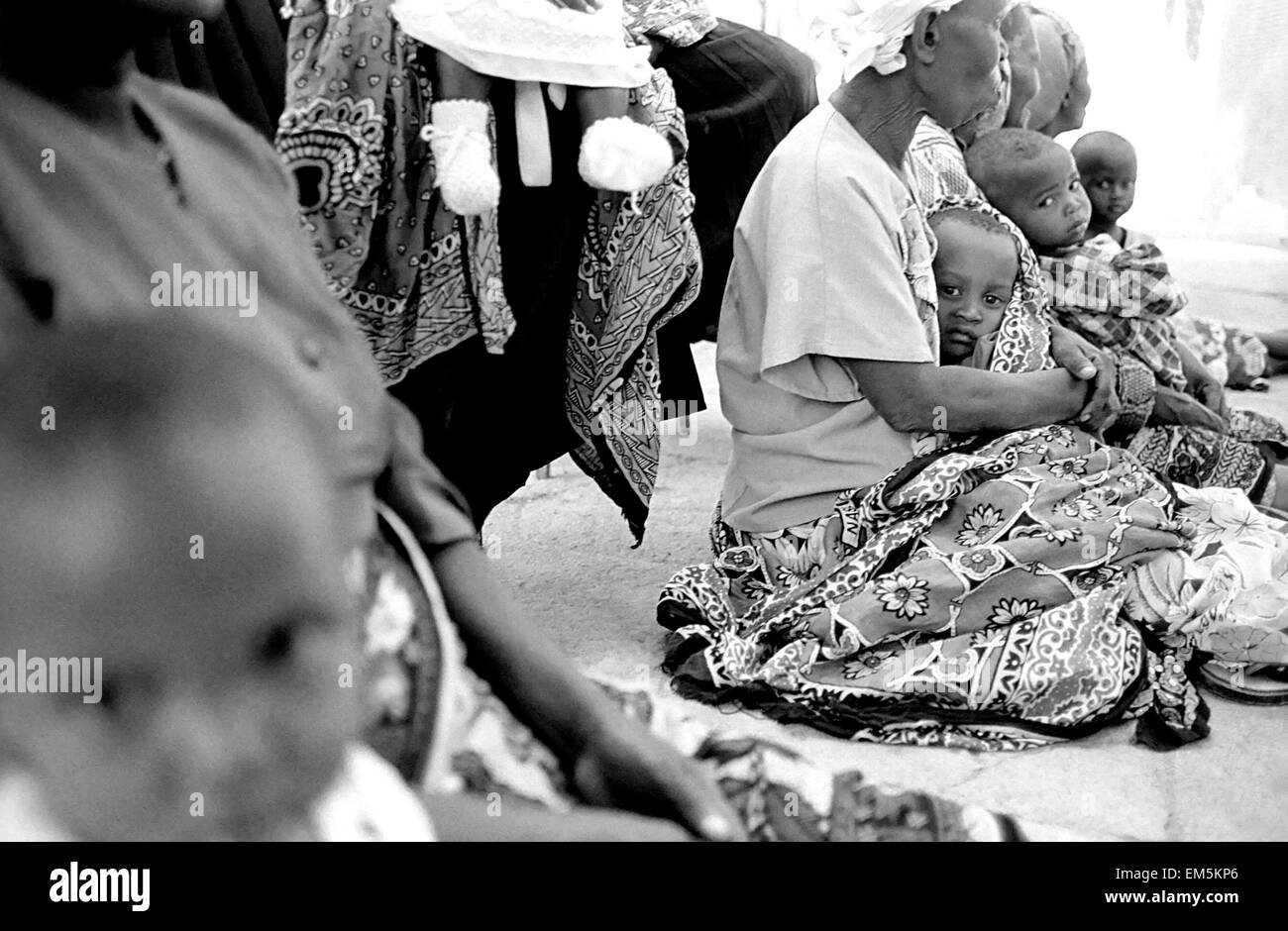 Mutomo hospital. Kitui. Kenya. Department of Pediatrics, Hospital of Mutomo. Mothers take their children with AIDS to the outer Stock Photo
