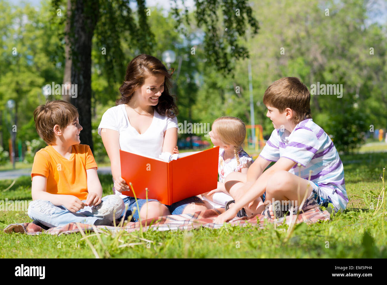 Teacher reads book children hi-res stock photography and images - Alamy