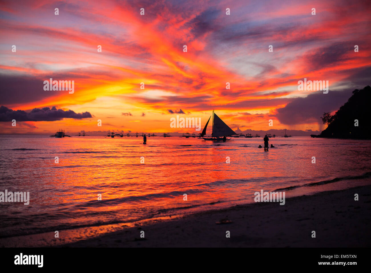 Yacht in sunset boracay hi-res stock photography and images - Alamy