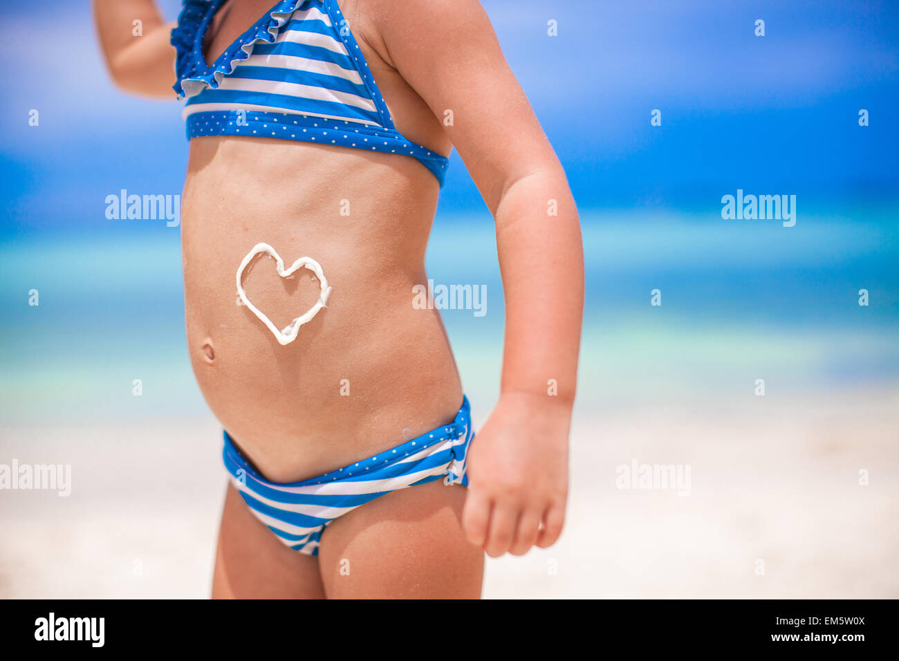 средний живот. красивый пупок. девушка в майке и шортах на кровати. твёрк 10 летней девочки. живот 10 летней девочки.