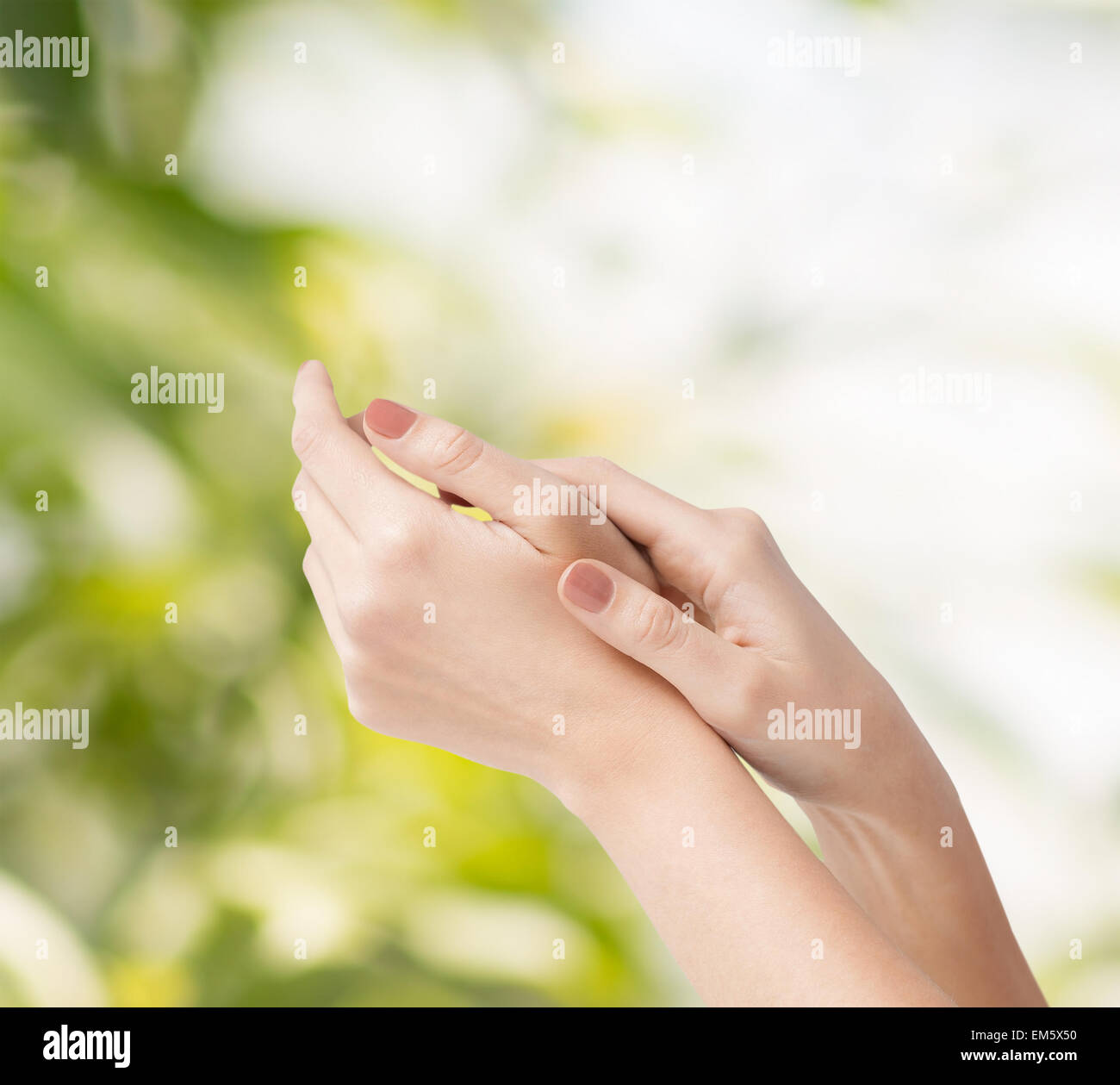 Наполнитель для подушек пух. Мягкость рук. Мягкость рук. Мягкость рук. Женская рука.