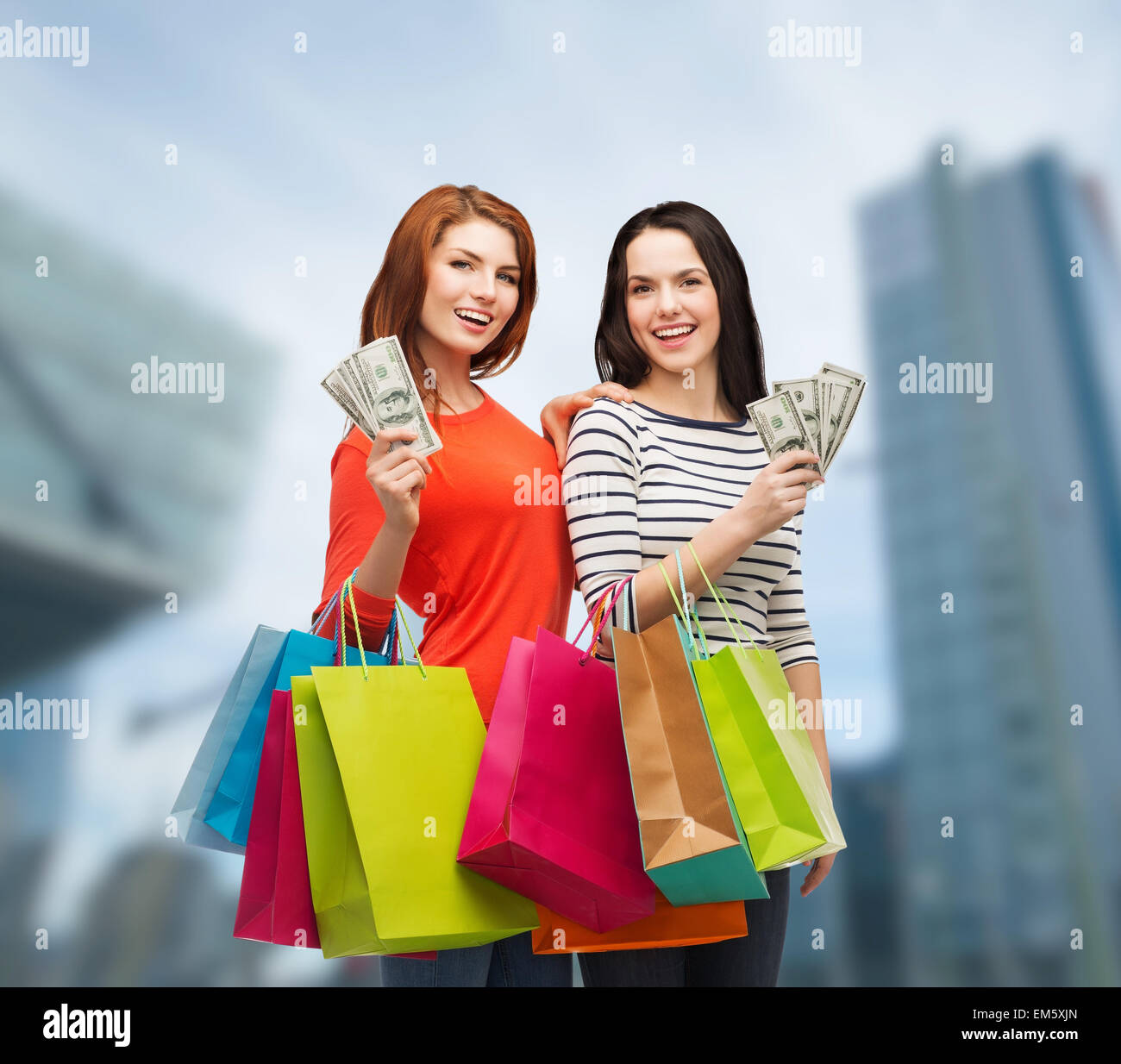 женщина с покупками. деньги на шоппинг. много тратим покупки. девушка с пустым кошельком. девушка шоппинг.