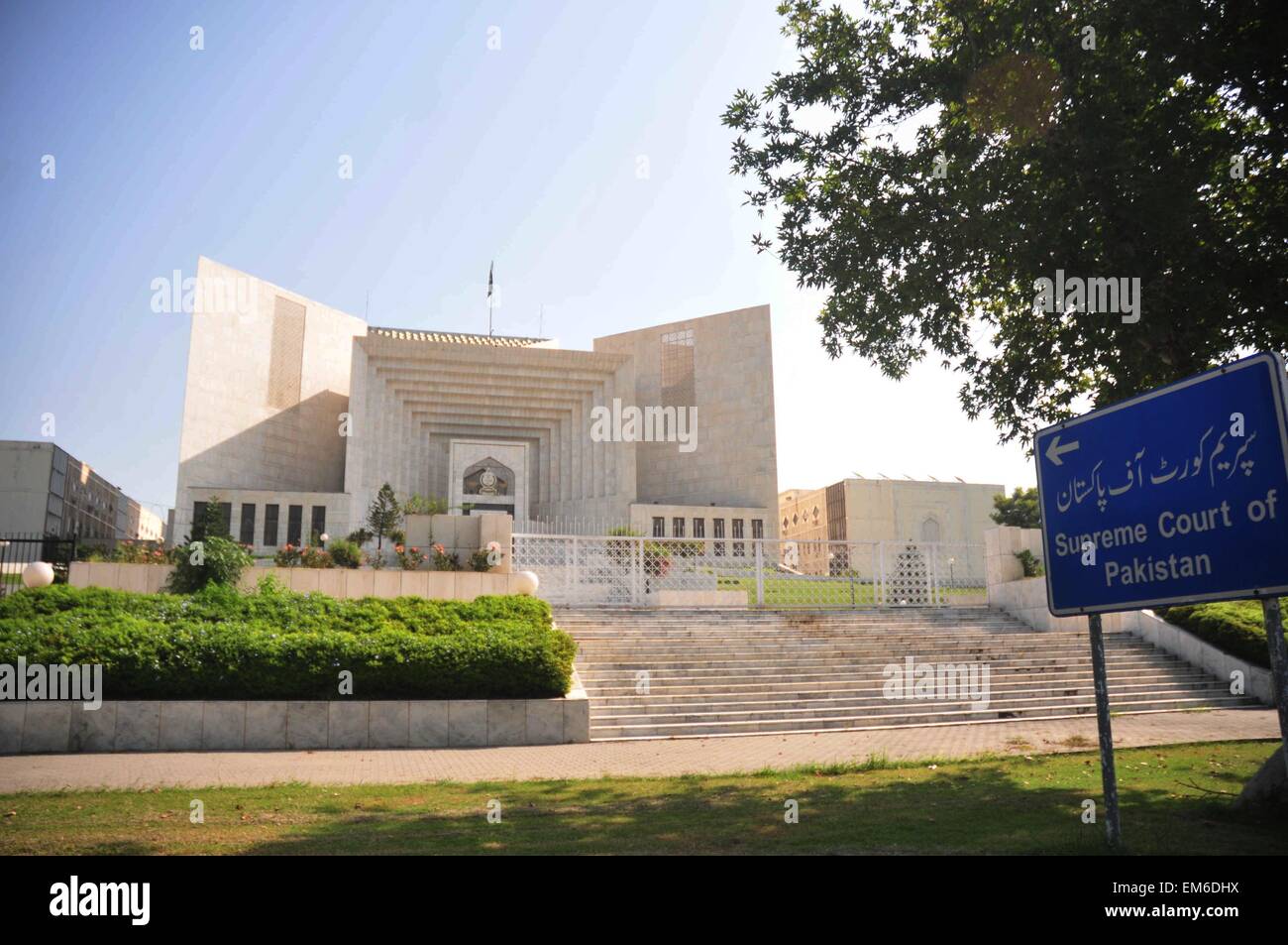 (150416) -- ISLAMABAD, 2015 (Xinhua) -- File photo taken on Sept 25, 2012, shows the building of Supreme Court of Pakistan in Islamabad, capital of Pakistan. Pakistan's Supreme Court on Thursday stopped execution of six militants who had been awarded death penalties early this month over terrorism charges. (Xinhua/Ahmad Kamal) Stock Photo