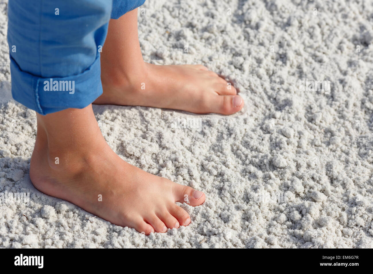Детские feet. Ступни детские ступни на пляже. Детские стопы на пляже. Feet дети. Ножки малыша на море.