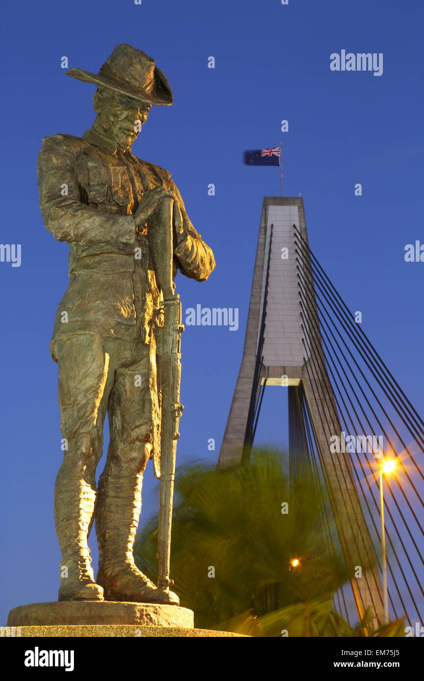 A bronze memorial statue of an Australian ANZAC soldier ("digger") on