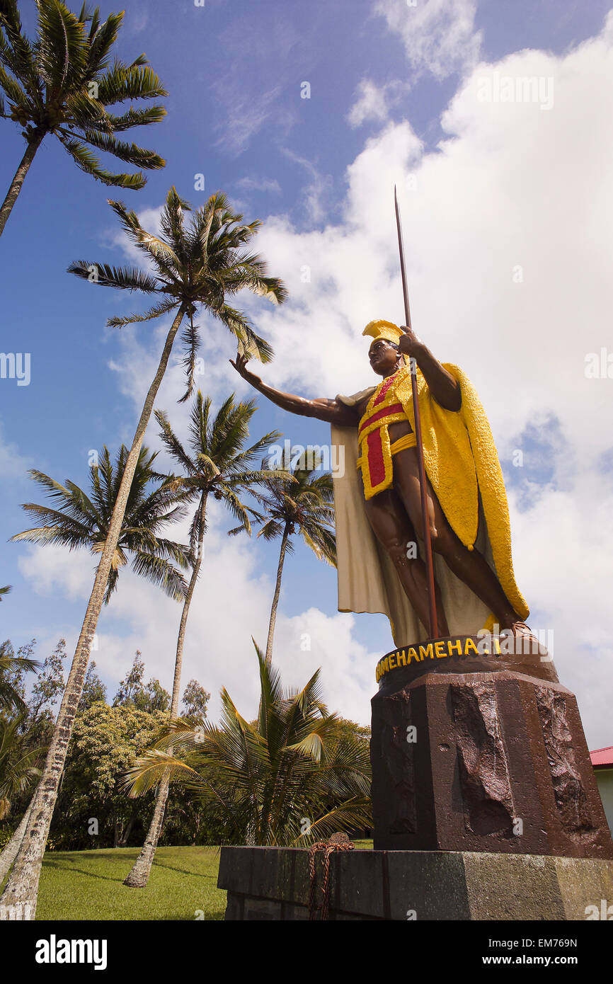 USA, Hawaii Islands, Big Island, North Kohala, Palm trees and cloudy