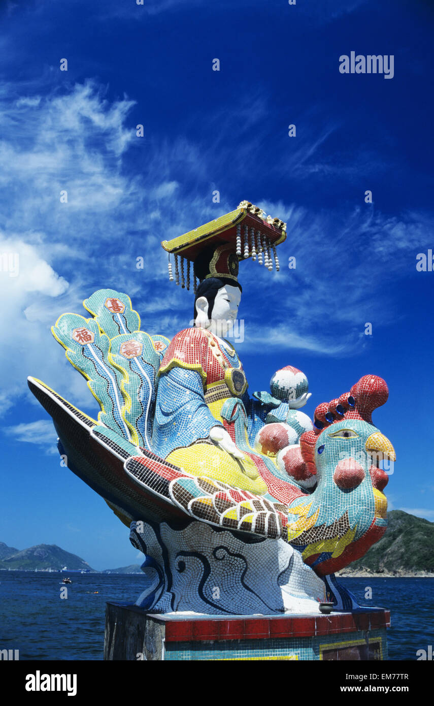 Tacky statue hi-res stock photography and images - Alamy