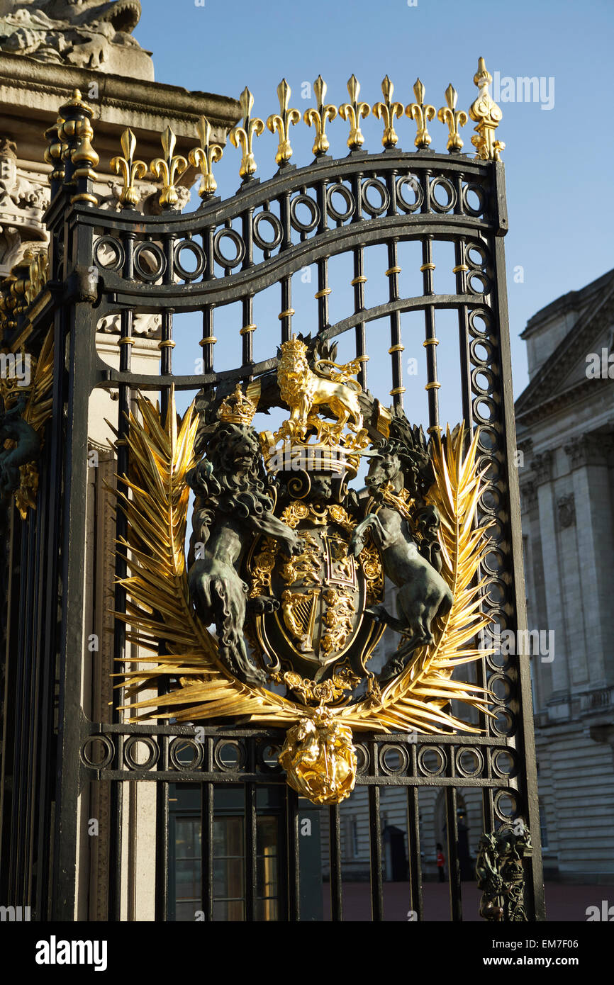 Buckingham Palace gates, royal coat of arms, Westminster London England UK Stock Photo