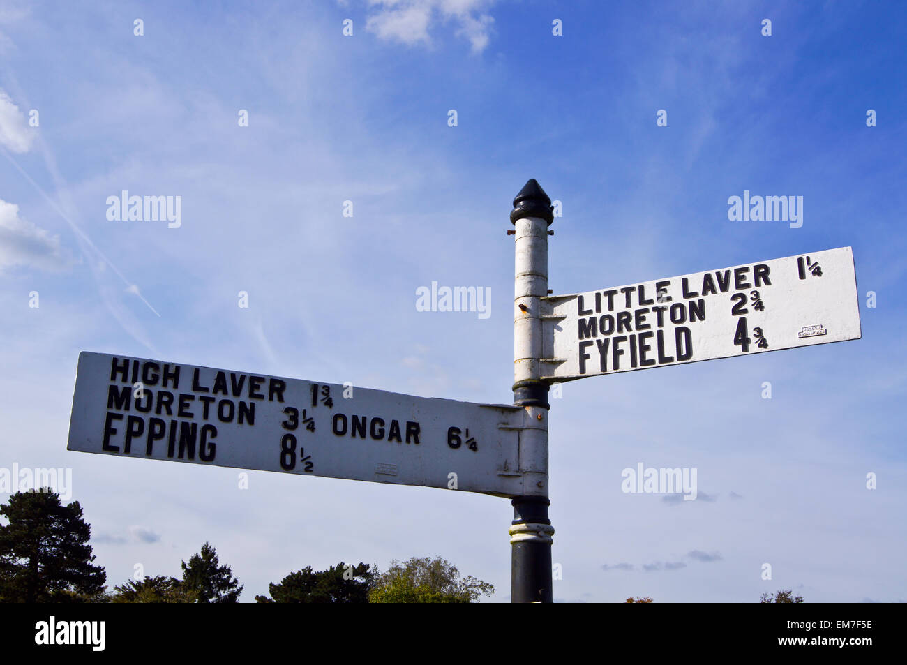 Fingerpost showing distances to Epping and nearby villages, Matching Green, Essex, England Stock Photo