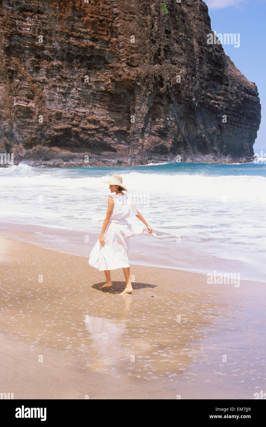 Hawaii kauai napali coast girl hi-res stock photography and images - Alamy