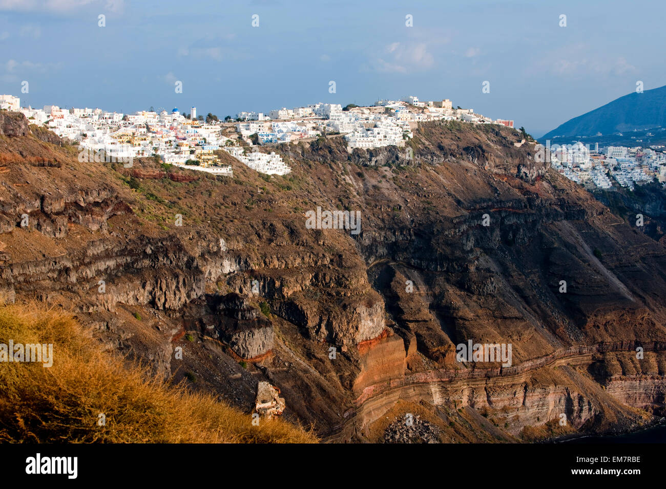 Griechenland, Kykladen, Santorini, Firostefani, Blick vom Skaros-Felsen, rechts die Inselhauptstadt Fira Stock Photo