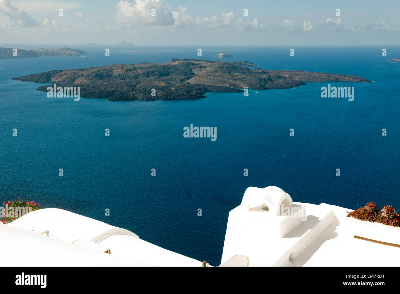 Griechenland, Kykladen, Santorini, Firostefani, Blick zur Vulkaninsel Nea Kameni Stock Photo