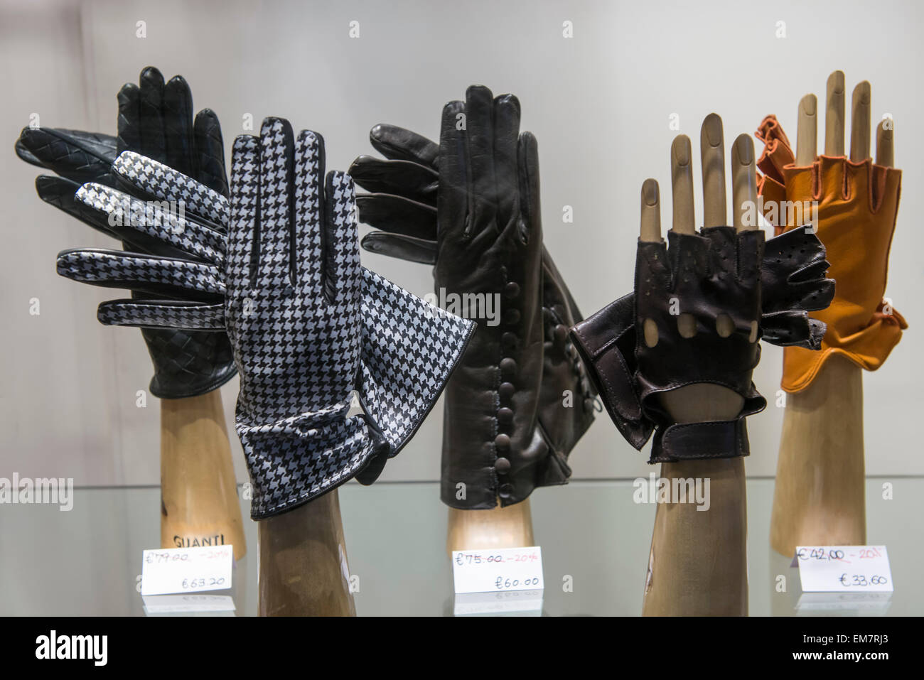 Gloves shop window hires stock photography and images Alamy
