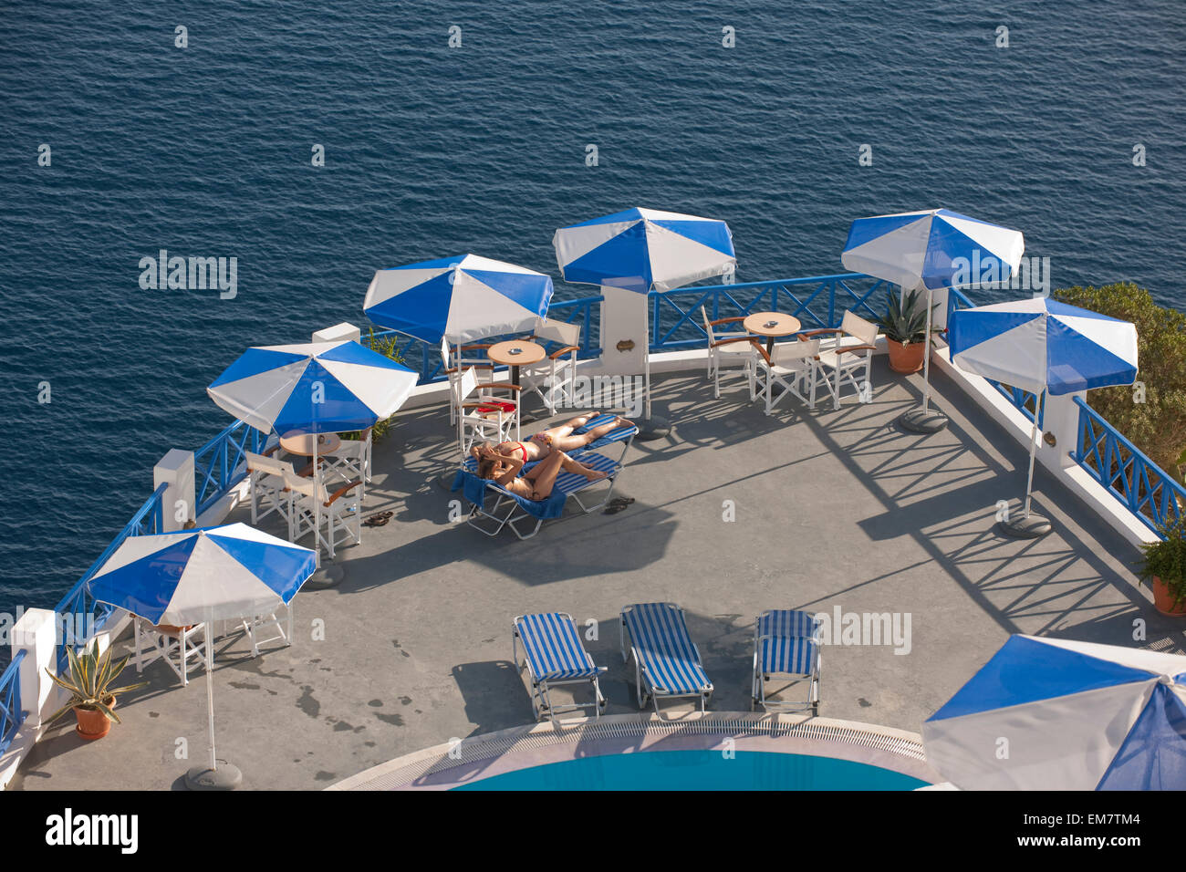 Griechenland, Kykladen, Santorini, Oia, Hotelterasse am Kraterrand Stock Photo