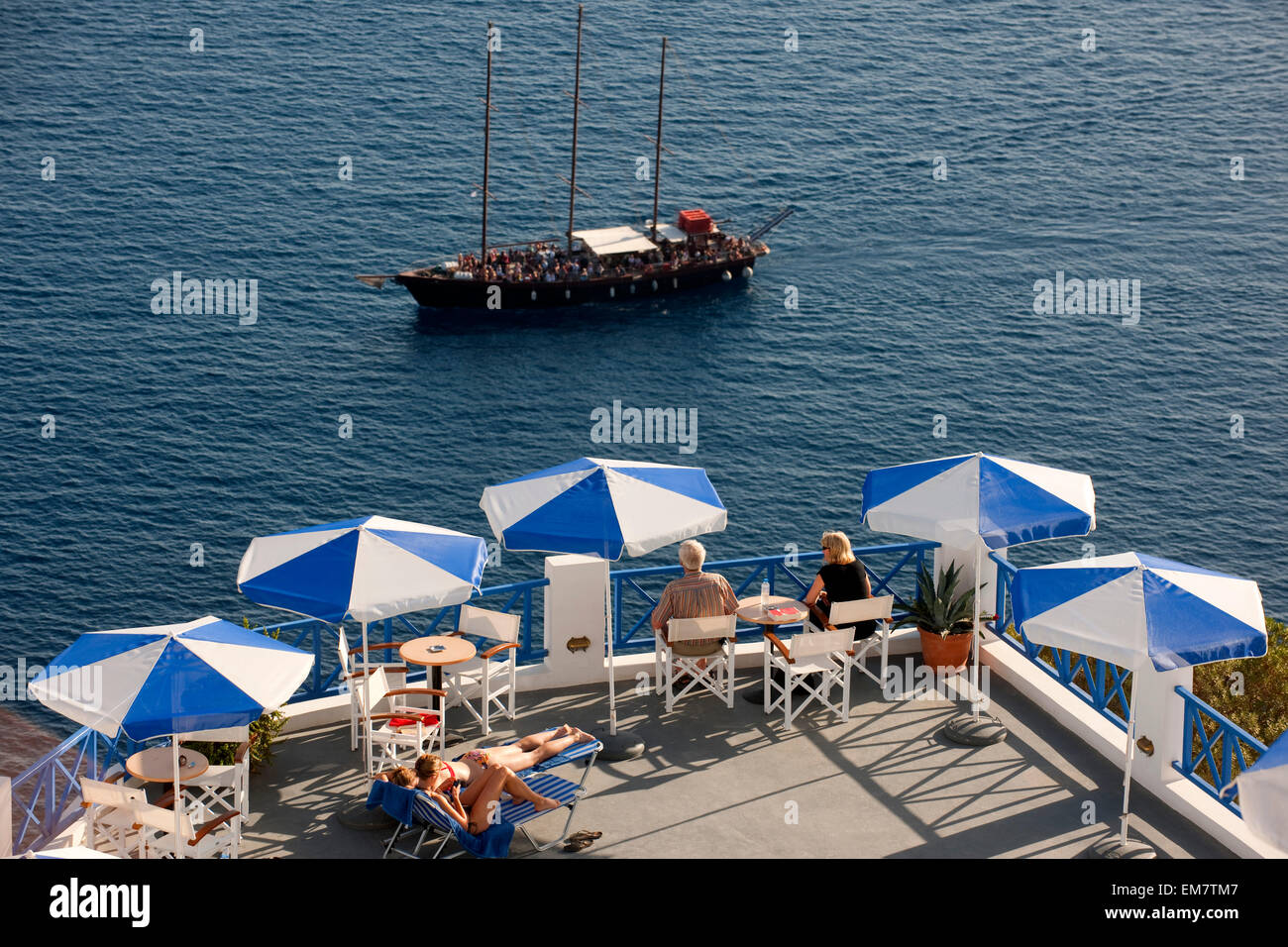 Griechenland, Kykladen, Santorini, Oia, Hotelterasse am Kraterrand Stock Photo