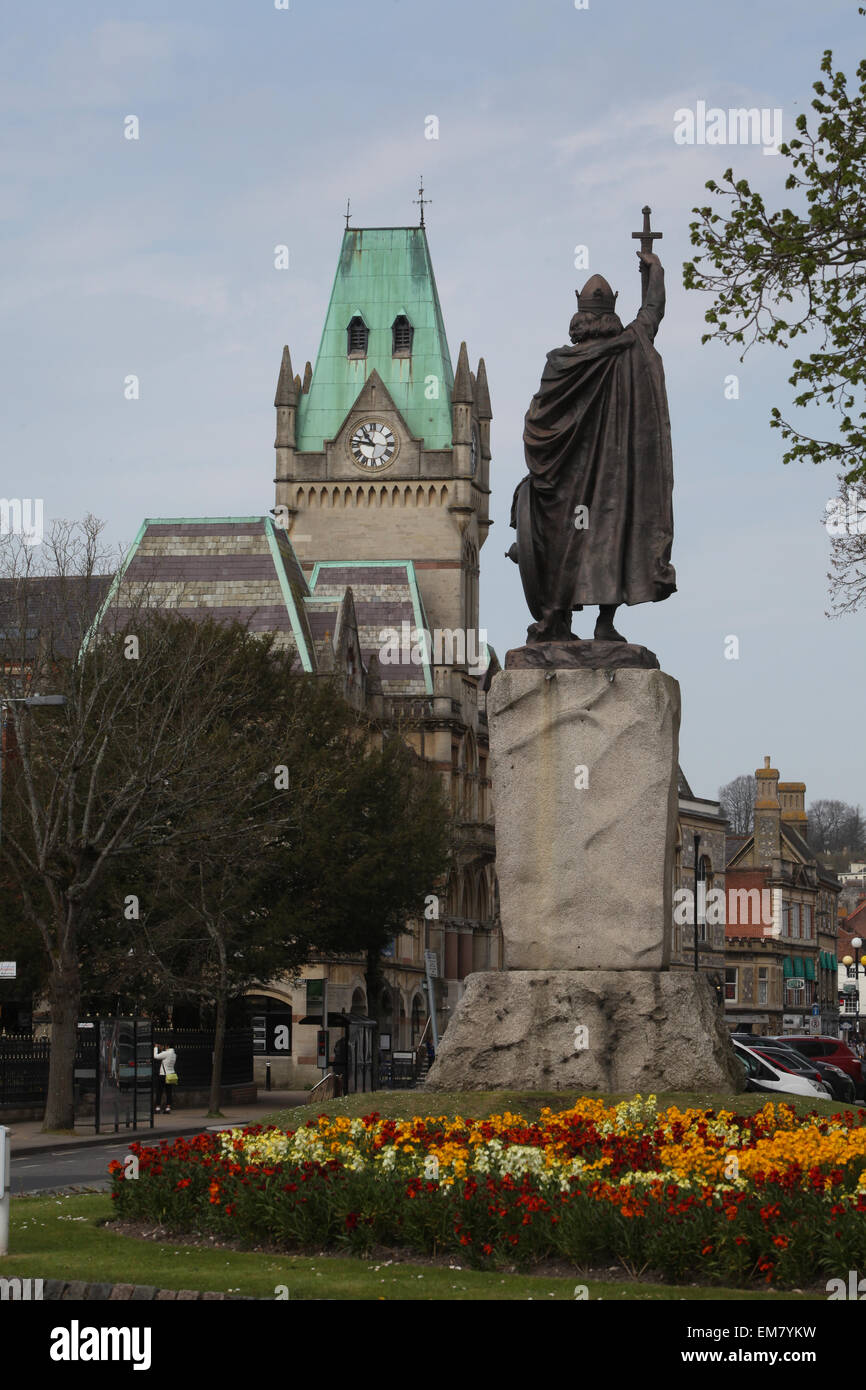 Winchester Alfred the great statue looking towards Winchester Guildhall. Winchester UK Stock Photo