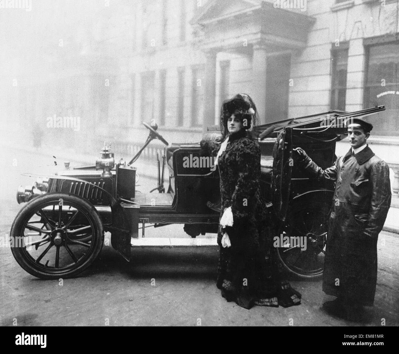 Woman and her chauffeur in the early 1900s Stock Photo